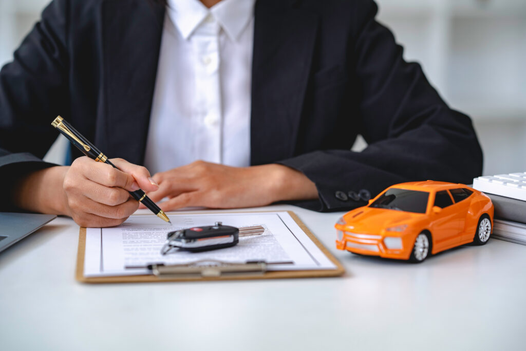 Insurance officers hand over the car keys after the tenant. have signed an auto insurance document or a lease or agreement document Buying or selling a new or used car with a car